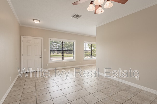 Building Photo - 2121 Normal Park Dr