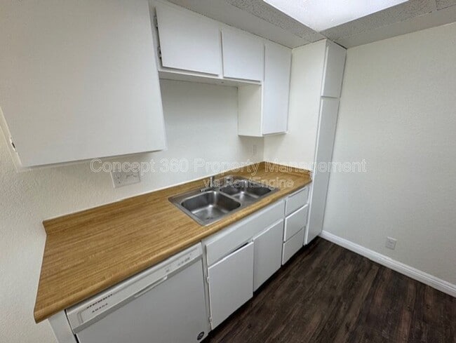 Building Photo - 9421 Cedar St