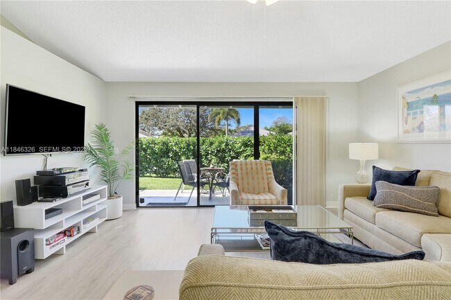 Building Photo - 105 Club Dr