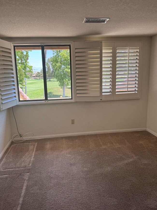 Building Photo - Woodhaven CC - Unfurnished 3br - Long Term