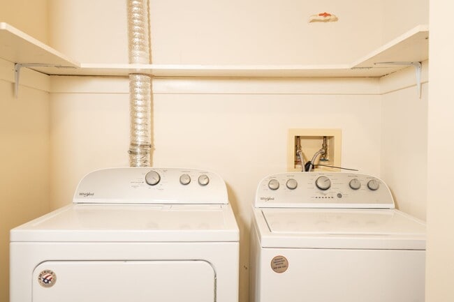 Building Photo - 2 Bedroom Townhouse Available in July