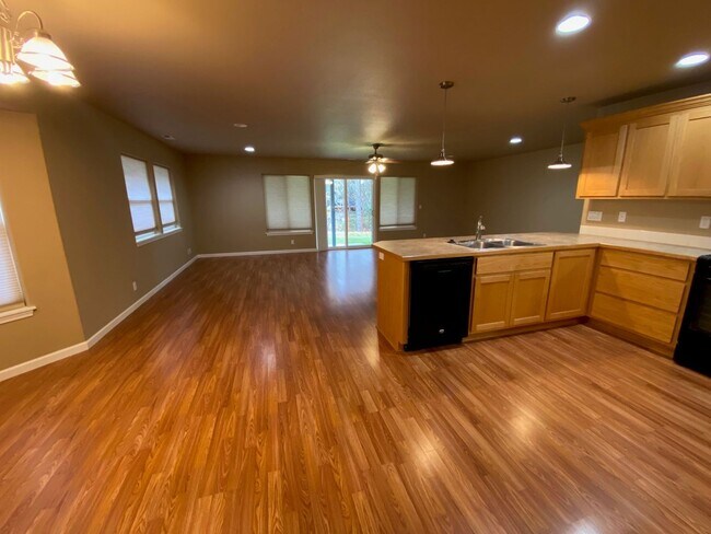 Building Photo - Great 3 Bedroom 2 Bath House on the West side!