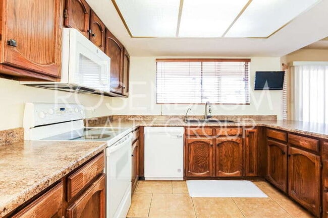 Building Photo - Gorgeous 3-beds, 3-baths home in the Suncr...