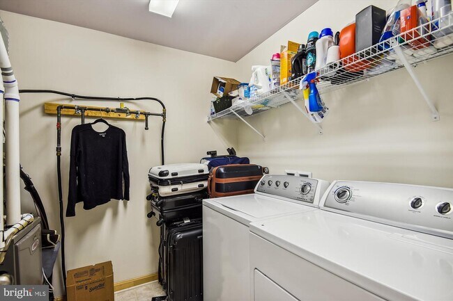 Building Photo - 3028 Rittenhouse Cir