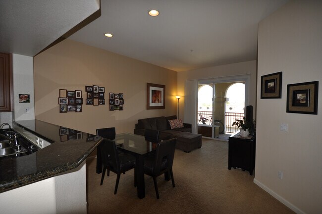 Building Photo - Santa Clara Condo