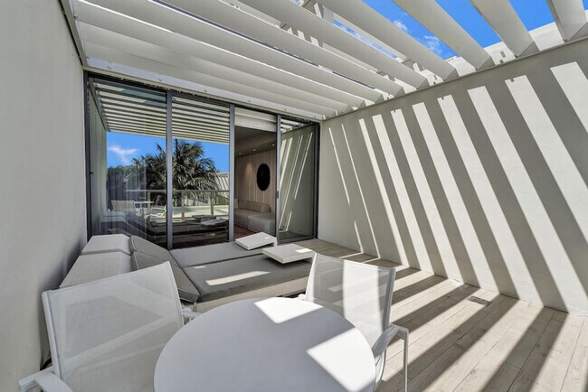 Building Photo - 2201 Collins Ave