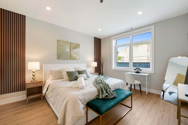 Building Photo - 2344 W Polk St