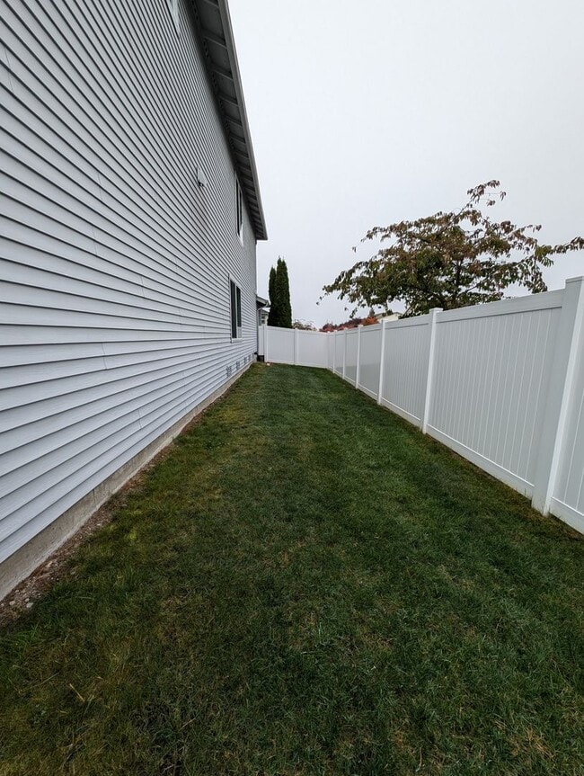 Building Photo - Corner lot 3 bed, 2.5 bath DuPont home!