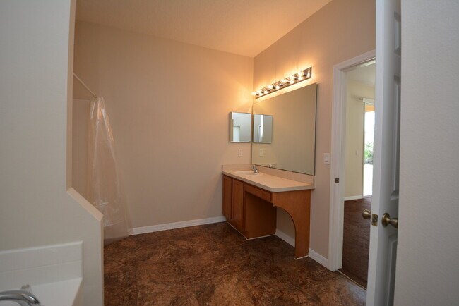 Building Photo - "Spacious 4-Bed Oasis in Palm Coast with 2...
