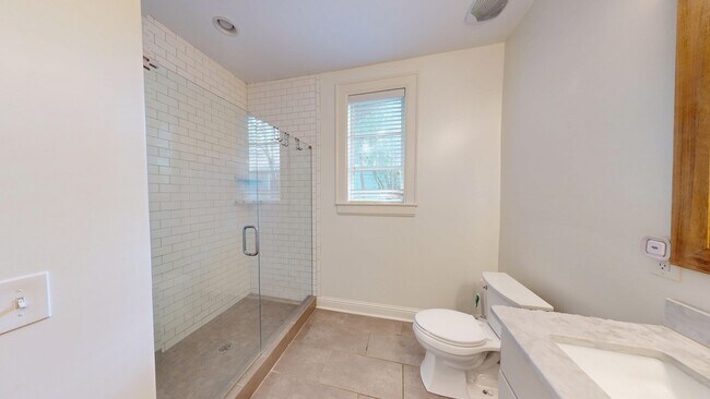 Building Photo - 345 Cloverdale Rd