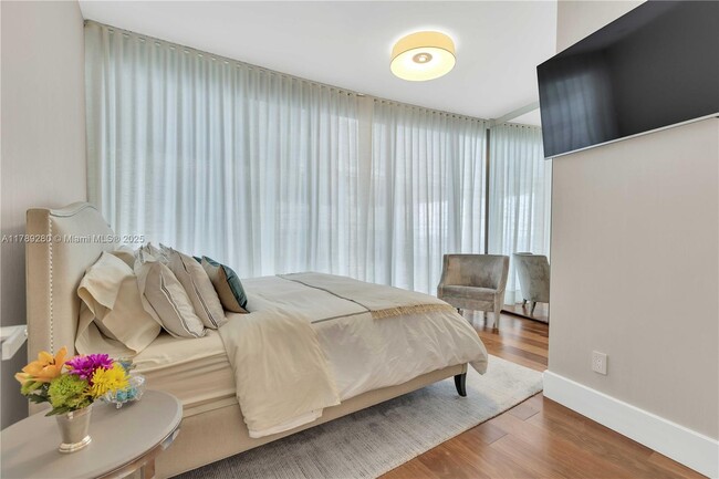 Building Photo - 18555 Collins Ave