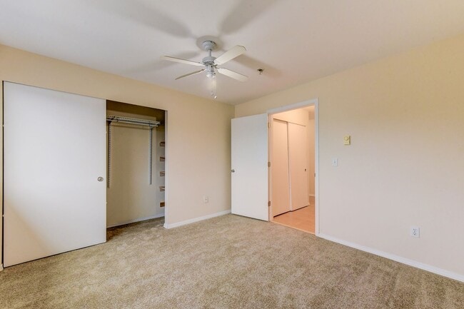 Building Photo - Commute-Friendly, Top-Floor, Totally Comfortable