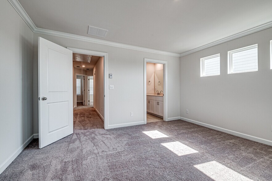 Building Photo - Room in Townhome on Tears Ln