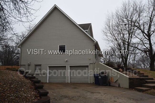 Building Photo - 1140 SW Huntington Rd