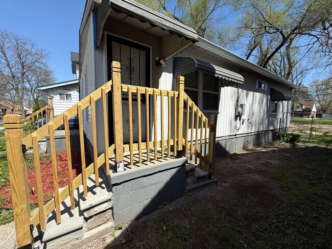 Building Photo - Renovated 3-Bedroom Home – We Welcome Sect...