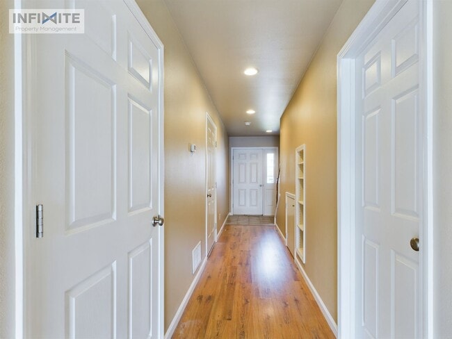 Building Photo - End Unit 3 Bedroom Condo in Bozeman