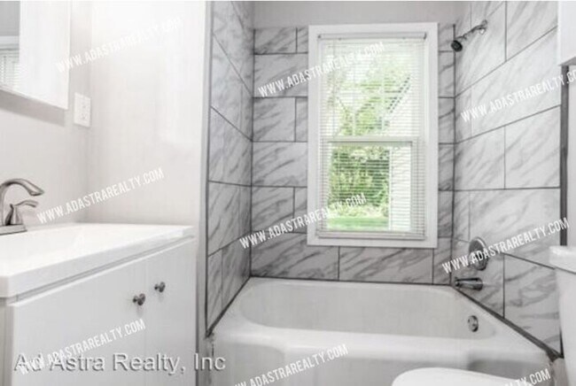 Building Photo - 821 N Crysler Ave