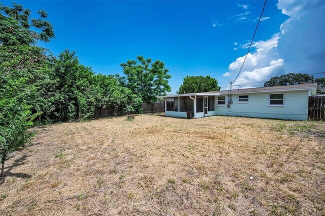 Building Photo - 7402 Country Club Dr