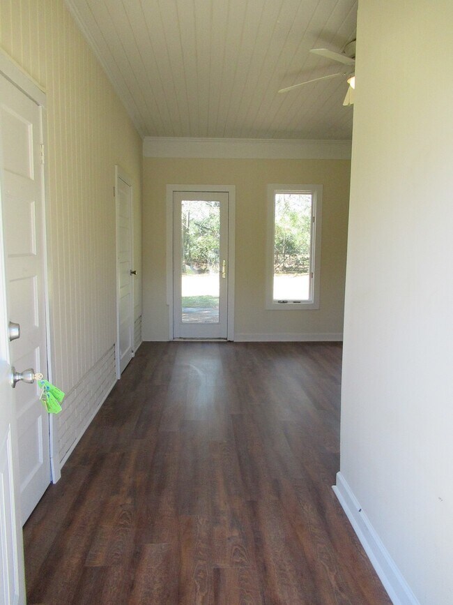 Building Photo - 38 Thelma-3 bedroom, 2 bath- ALICE DRIVE AREA