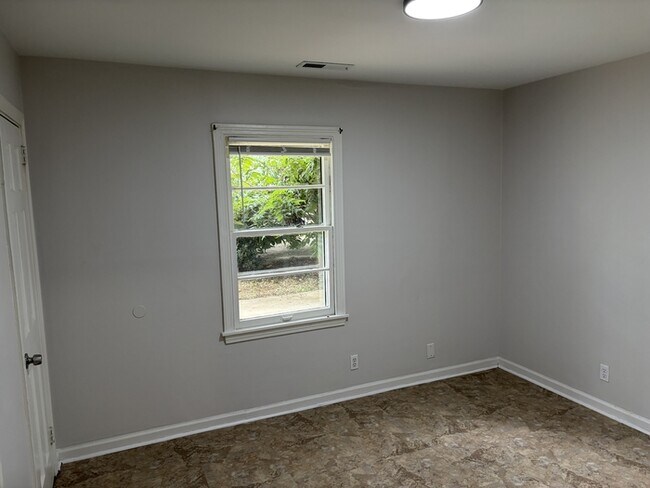 Building Photo - 2 Bed / 1 Bath House for Rent in Huntsville, AL 35805