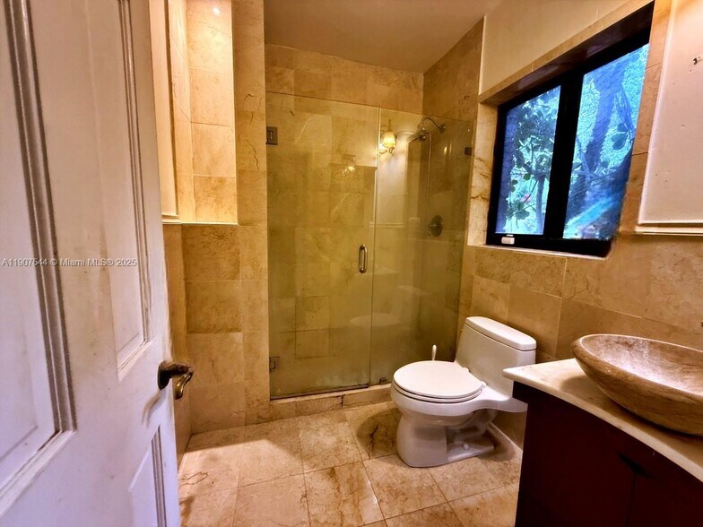 Building Photo - 1915 Country Club Prado