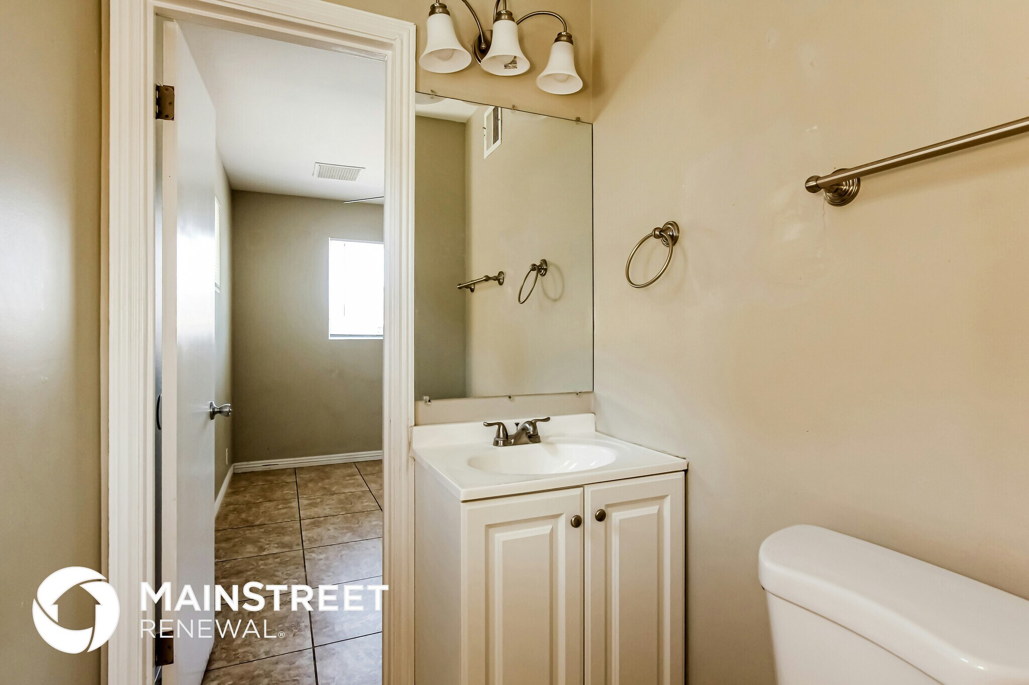 Building Photo - 2325 W Pinchot Ave