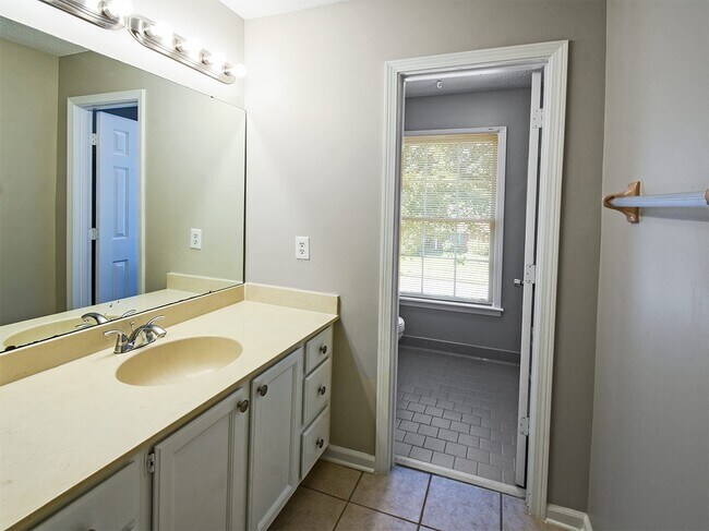 Building Photo - Pretty 4 bed, 2.5 bath home with wonderful...