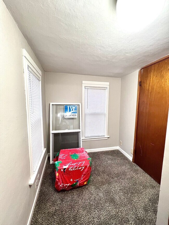 Building Photo - Cute South Omaha 2 bed, 1 bath beauty for only $1,250! COMING SOON!