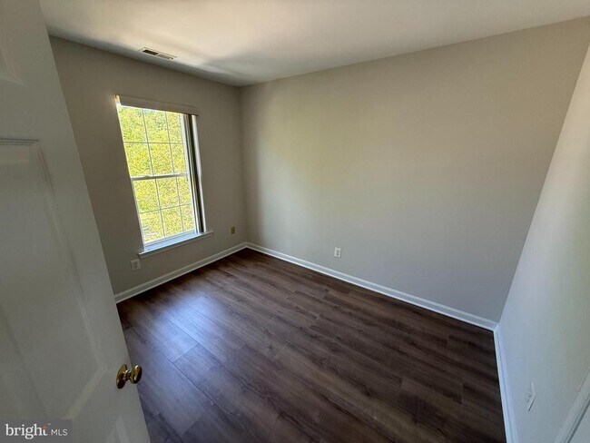 Building Photo - 5714 Goldfinch Ct