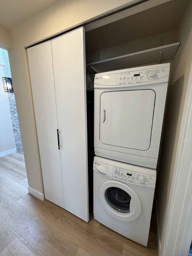 Building Photo - Fully Remodeled Bellevue Condo Available Now!