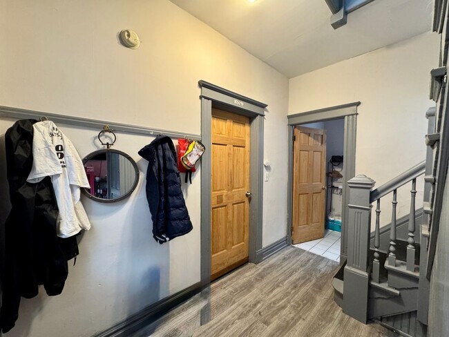 Building Photo - Spacious 4 bed/2 bath on Victor Mins. from...