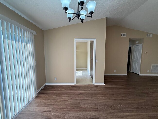 Building Photo - 302 Pinedale Dr