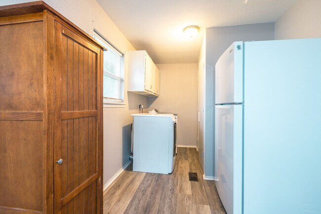 Building Photo - Beautiful 2 Bed 1 Bath in Quiet Area