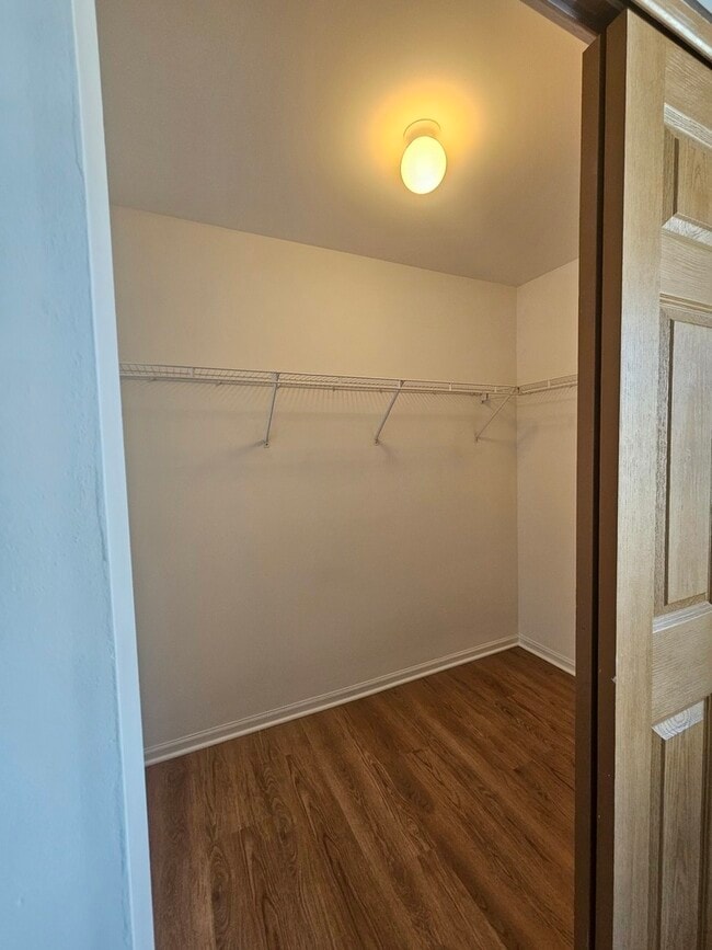 Building Photo - 852 Woodewind Dr