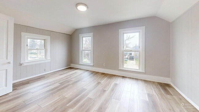 Building Photo - 1031 W.9th St.