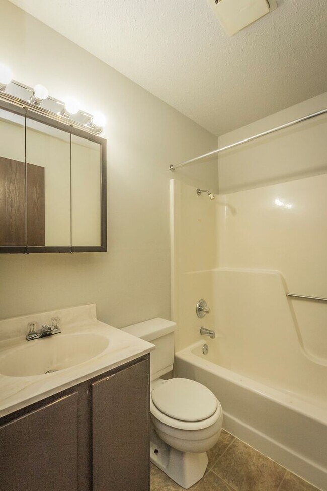 Building Photo - Cozy 3 Bedroom 1.5 Bathroom Duplex