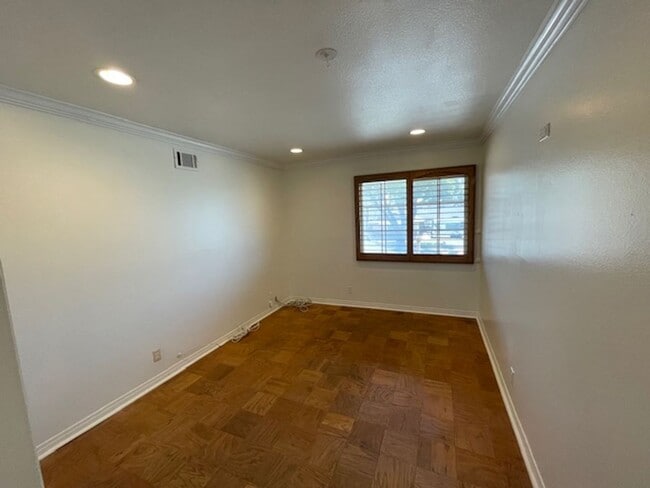 Building Photo - Spacious 4 Bedroom Oxnard Home with Custom...