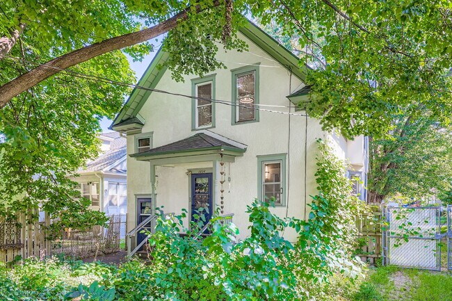 Building Photo - "Charming 2-Bed Duplex Retreat in NE Minneapolis - 1084 Sq Ft of Cozy Comfort!"