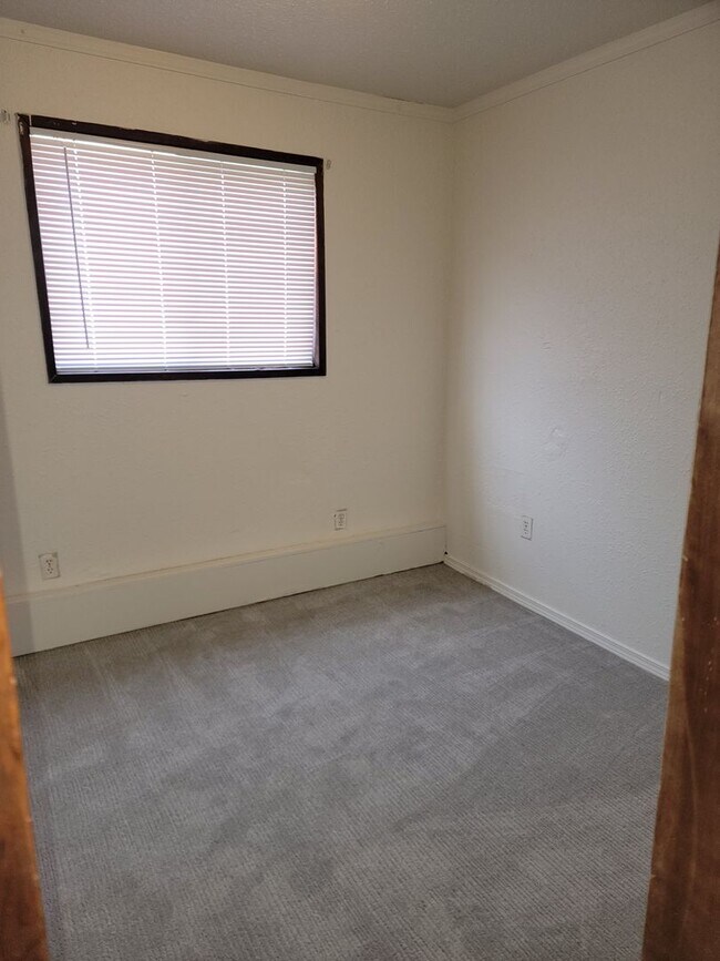 Building Photo - 4819 1/2-6645 1/2 S Fife St