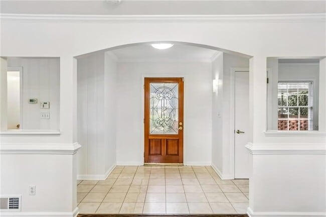 Building Photo - 2581 Sharondale Dr NE