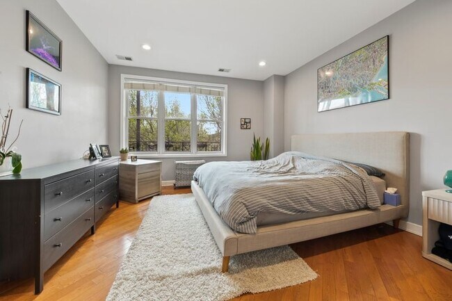 Building Photo - Stunning 2 Bed 2 Bath in the Ukrainian Village area
