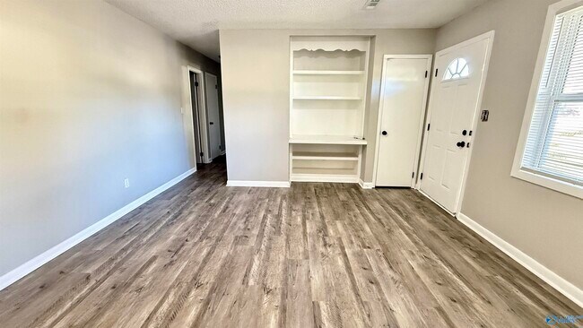 Building Photo - 2432 Yorkshire Dr SW