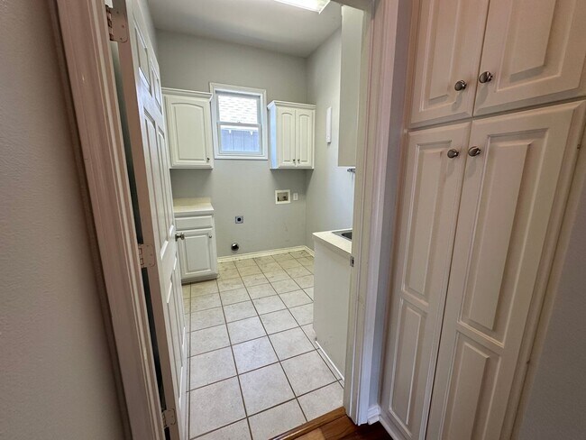 Building Photo - 3934 Hanover Pl