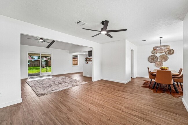 Building Photo - 2801 Coy Dr