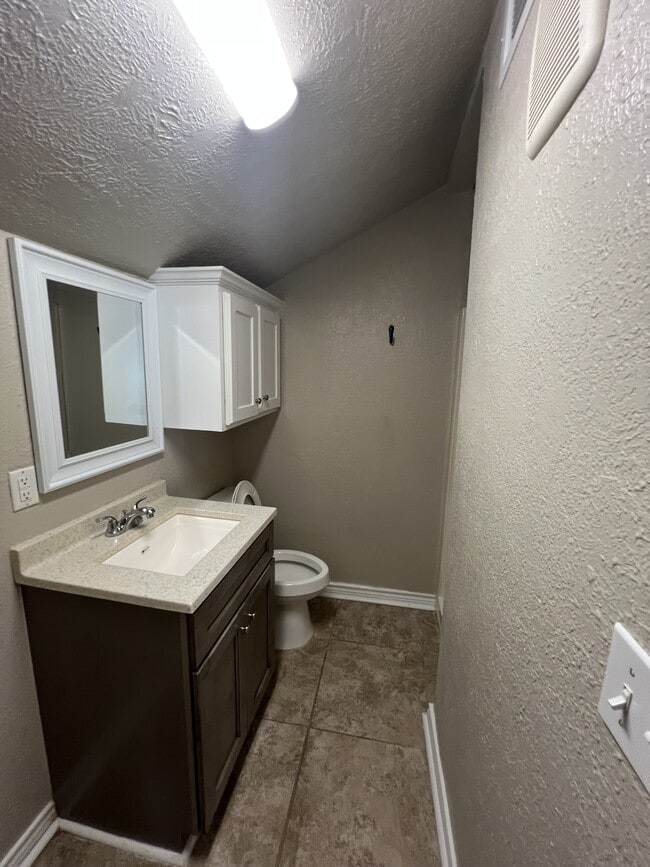 Building Photo - 605 Highlands St