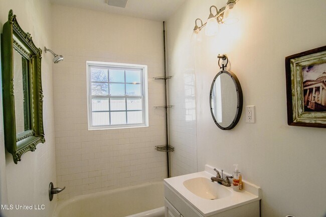 Building Photo - 803 N Congress St