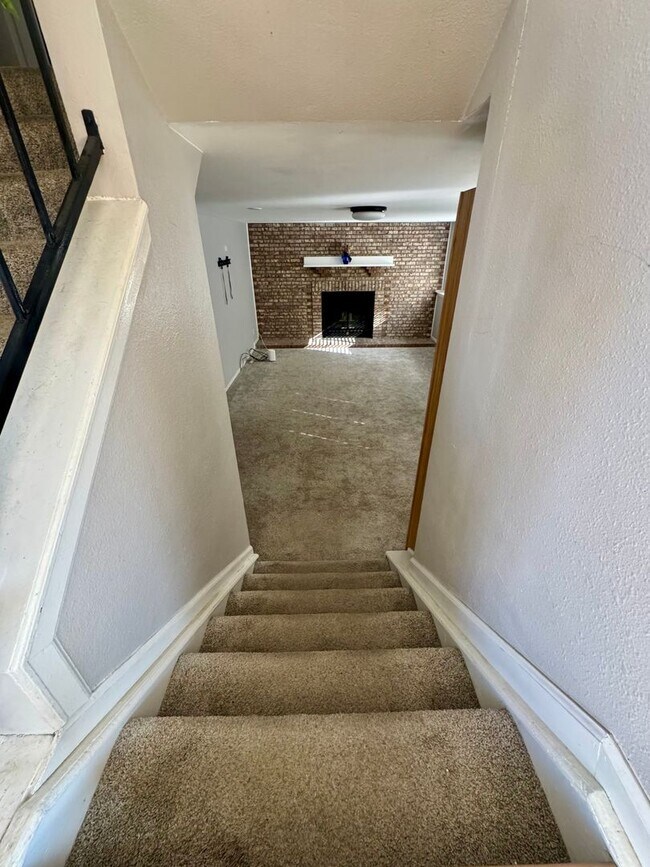 Building Photo - 4 Bedroom home in Stunning Rockrimmon