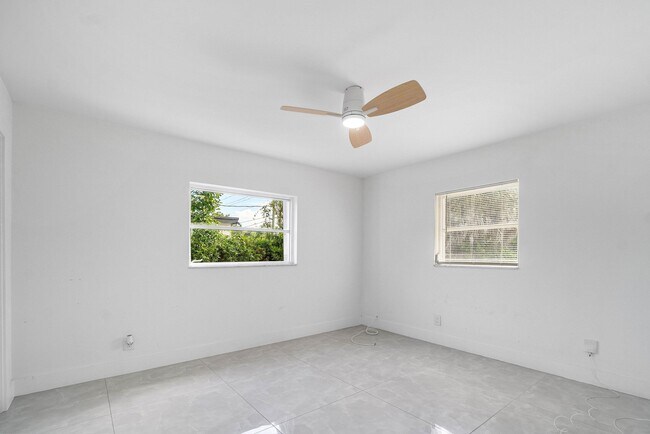 Building Photo - 403 S 13th Ct