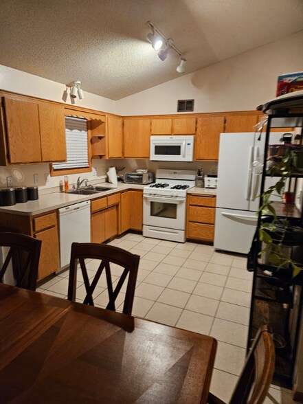 Building Photo - 9423 Alamo Ct NE