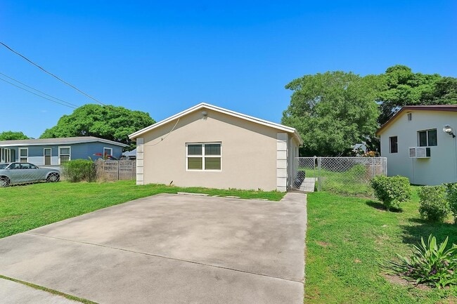 Primary Photo - 1340 W 35th St